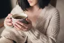 37205726-dettaglio-di-donna-che-beve-i